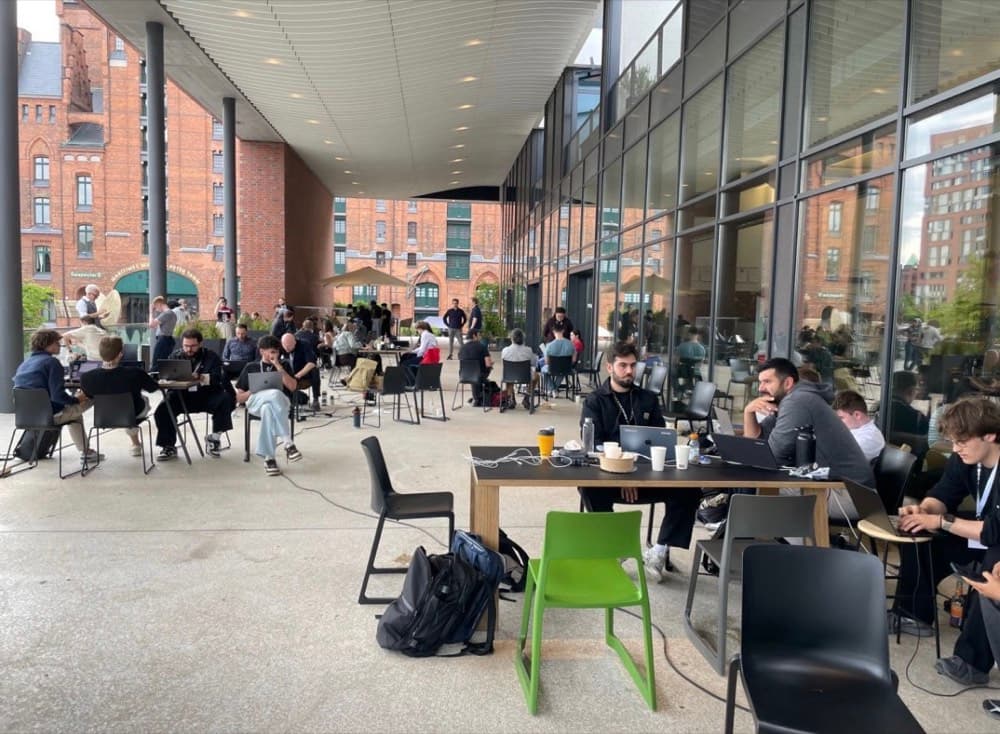 Mitten im Hackathon: am Standort in Hamburg